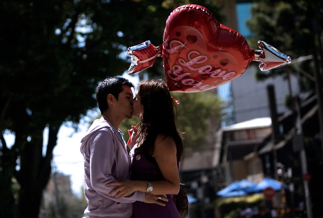 UN ABRAZO OLOR A MERCADOTECNIA